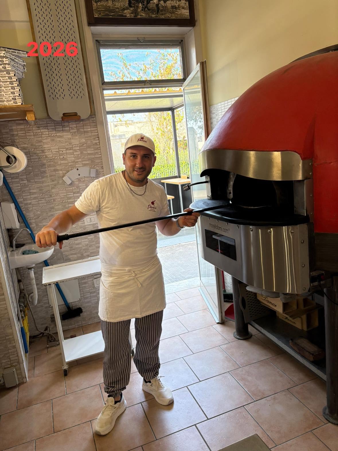 Il nostro pizzaiolo davanti al forno